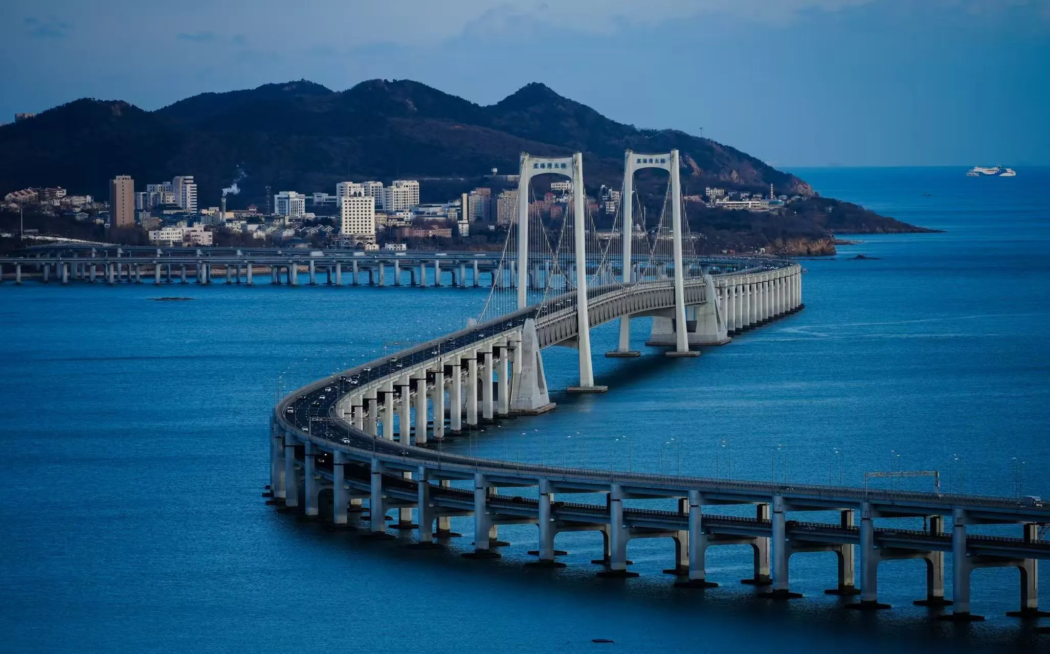 跨海大桥与远山